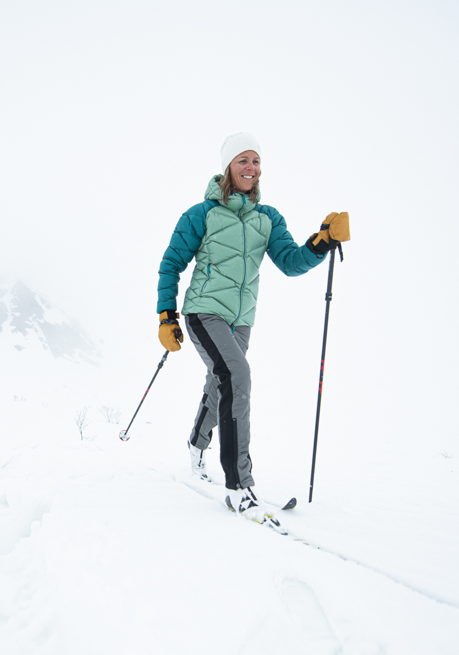 woman skiing wearing skhoop's insulated aluu pants